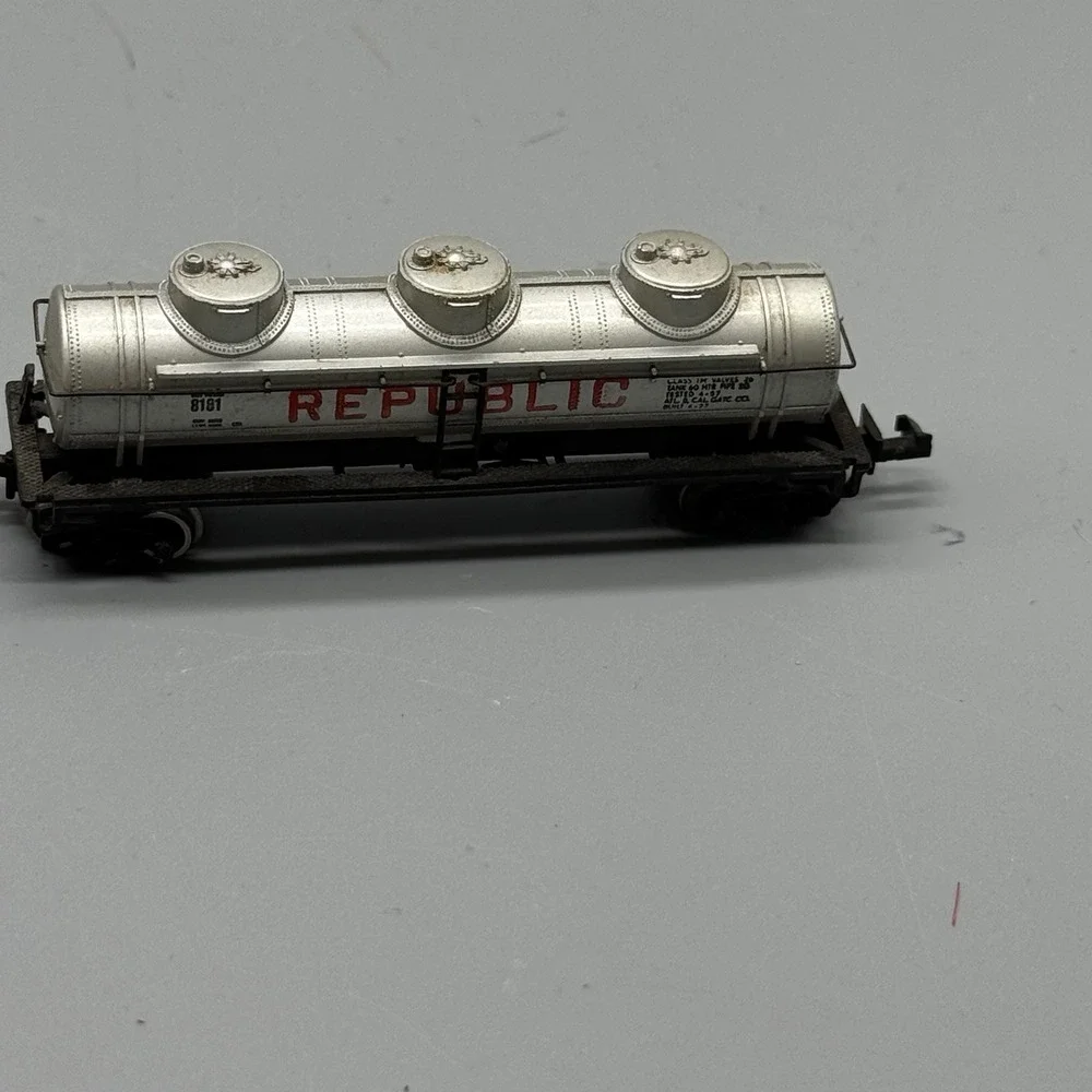 Lot of 2 Bachmann Republic 8181 3-Dome Tank Cars N Scale Vintage Freight Cars